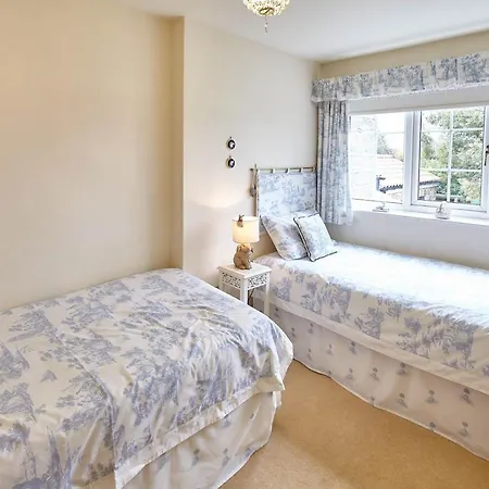 Host & - Honeysuckle Moorsholm