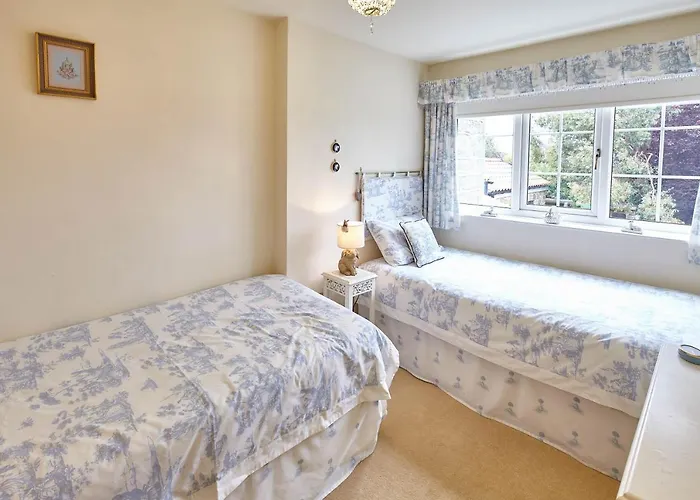 Host & - Honeysuckle Moorsholm